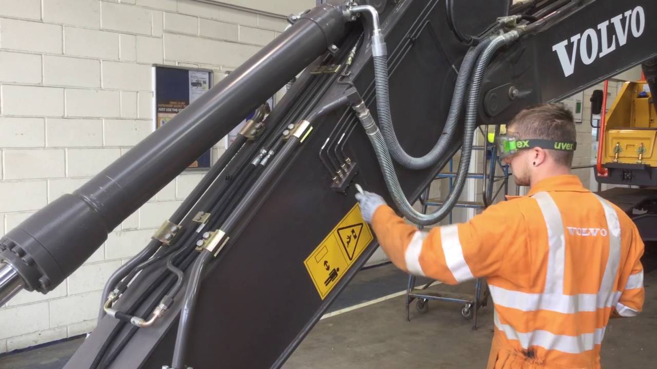 Volvo Excavator and Hitch Greasing - Operators Guide.