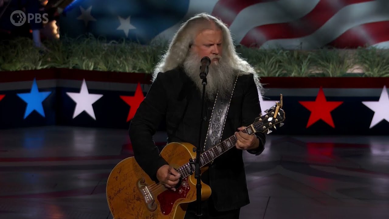 Jamey Johnson Performs 