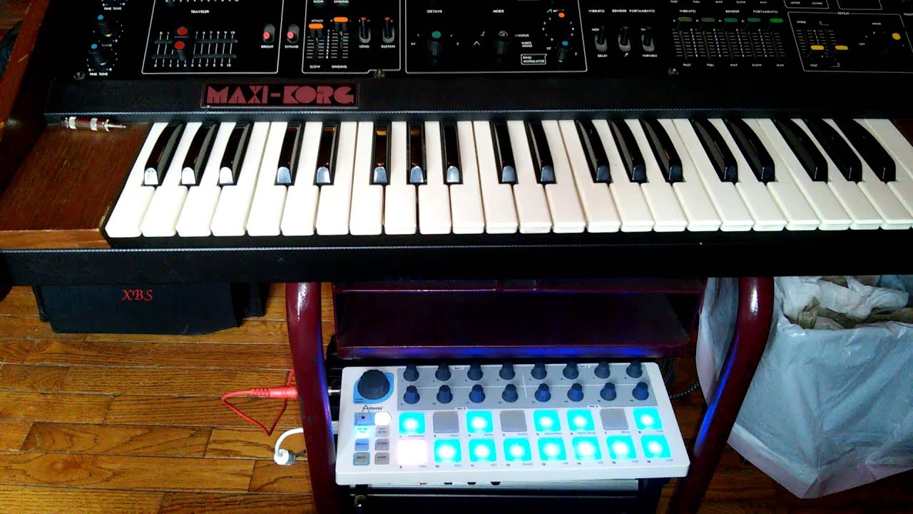 MaxiKorg VCF Traveler triggered by BeatStep Gate signal via a Harpoon Cables HSP-01 adapter