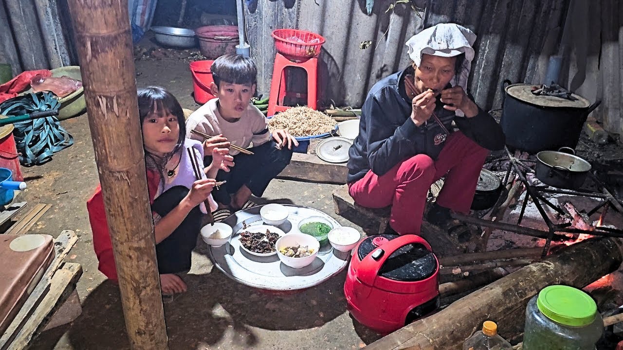 Dêm lạnh quây quần bên mâm cơm anh em thợ cùng mẹ con chị Phượng