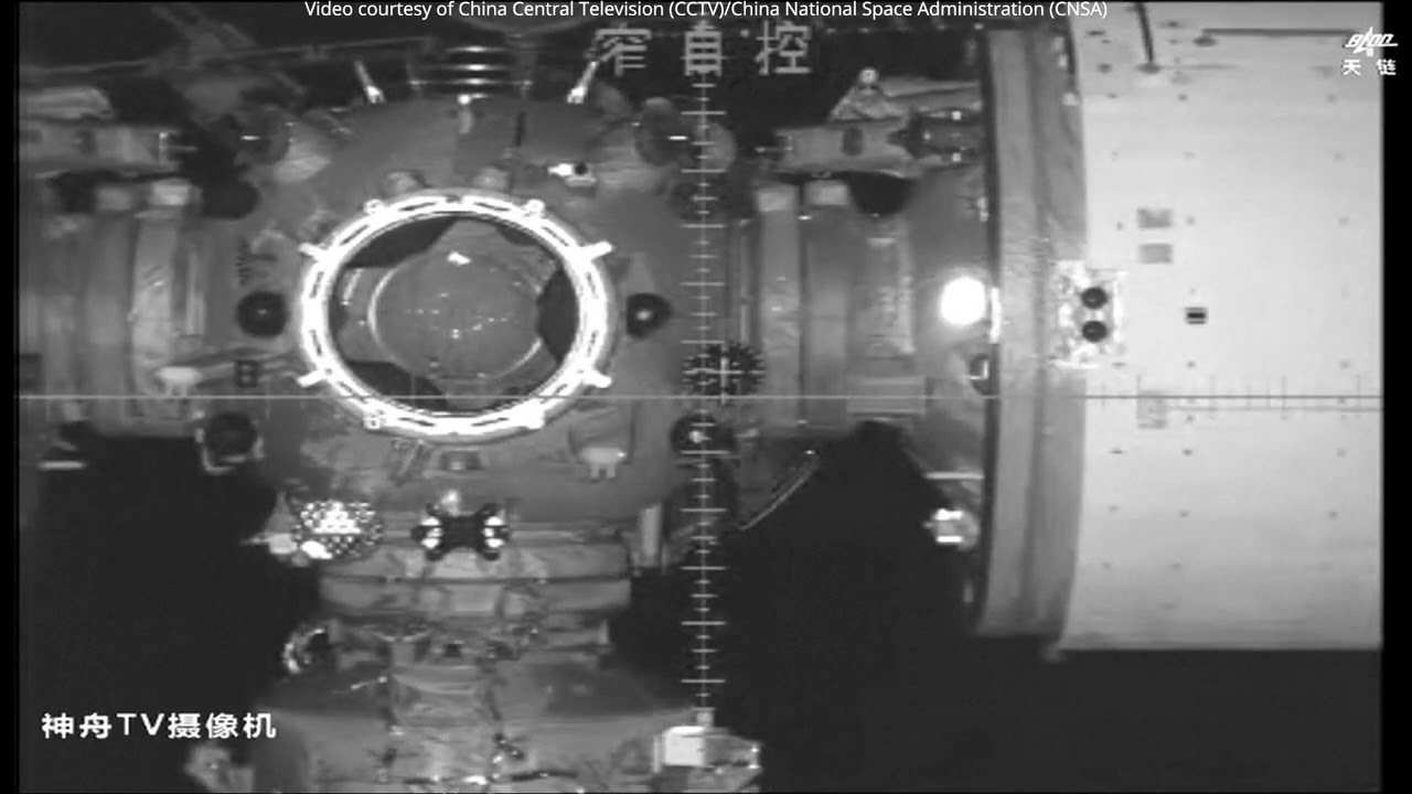 Shenzhou-15 docking