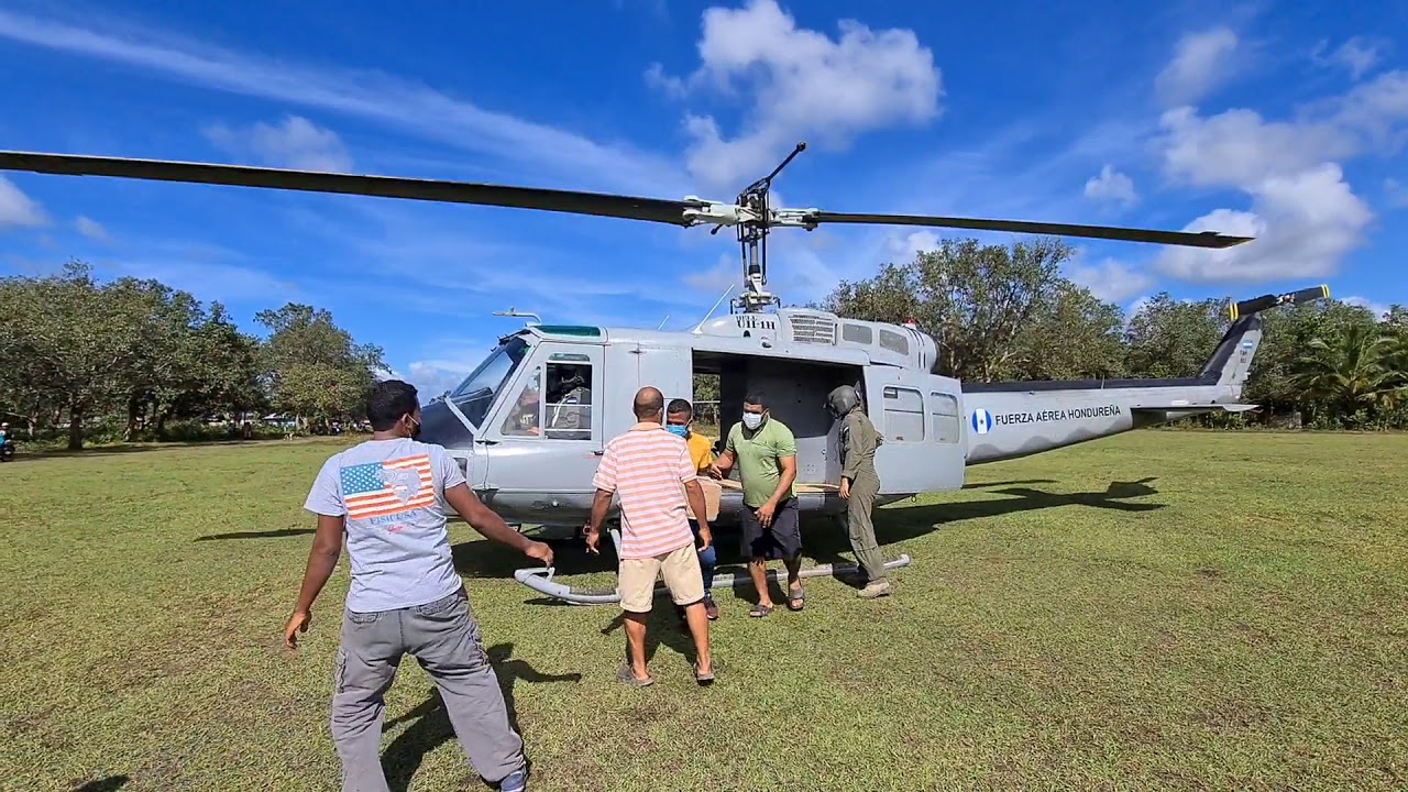 Así cumple su misión el UH-1H de la Fuerza Aérea Hondureña | Entrega de medicinas por aire #honduras