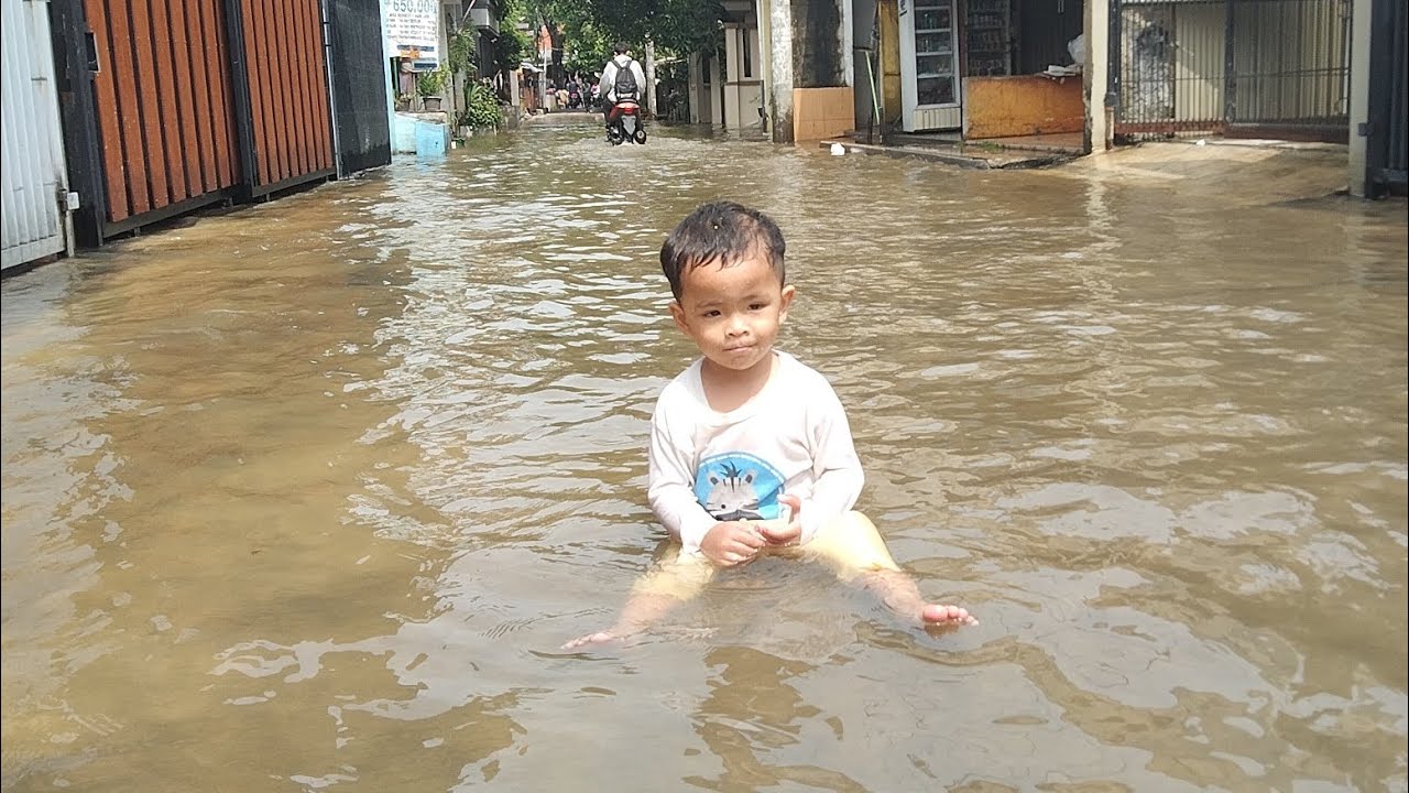 Banjir depan rumah, babang bastian main air, 4 maret 2015