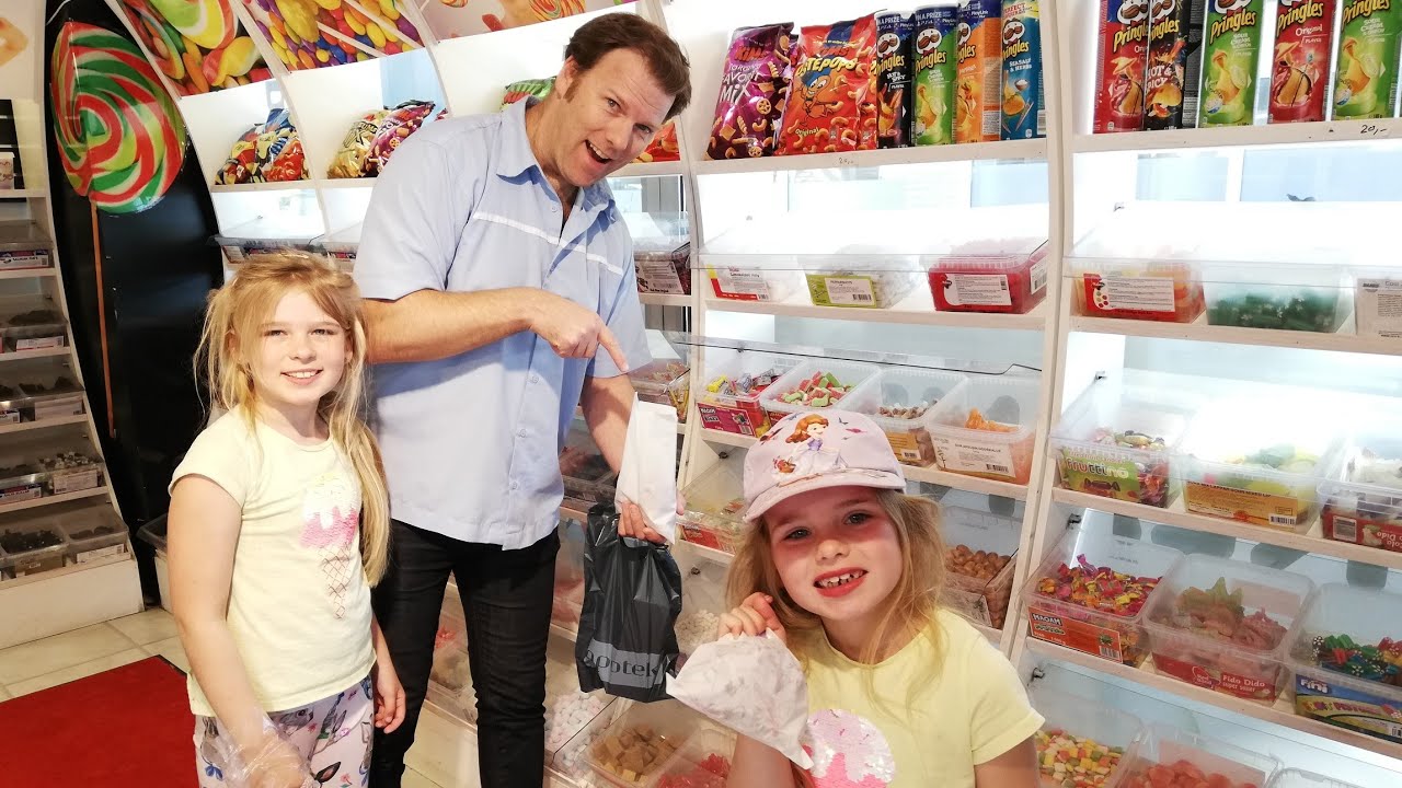 Vi kommer hjem til pigerne😍Pigerne blander fredags slik 🍬 Candy 🍭