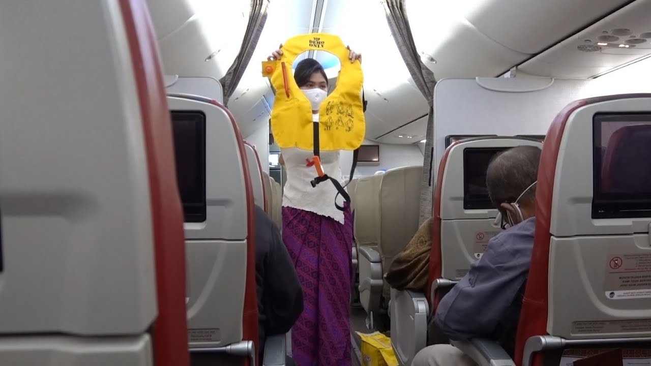 Aktifitas Pramugari Cantik Batik Air Dalam Pesawat Saat Memperagakan Safety Demontration Boeing 737