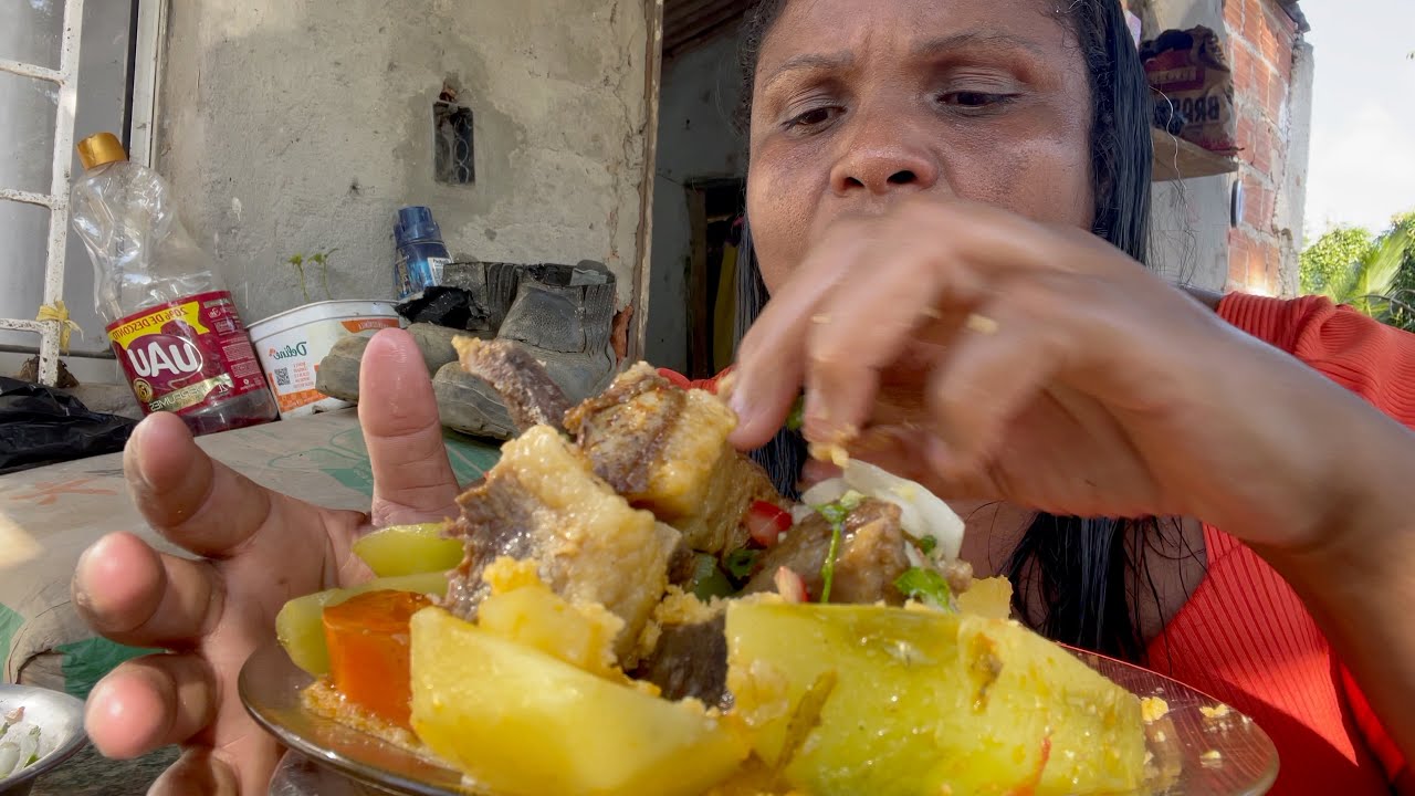 COMENDO DE MÃO CARNE COZIDA COM MUITO LEGUMES,PIRÃO E MUITA PIMENTA 🌶️