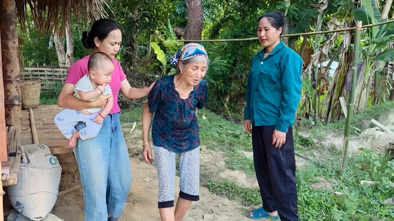 Mrs. Hoc was annoyed that the old woman kept going down to where Chinh and Bun were
