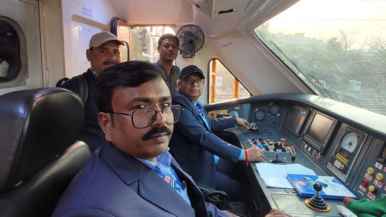 Пилоты из вестибюля Сеалдаха берут на себя управление поездом Amrit Bharat Express от DKAE || SEA...