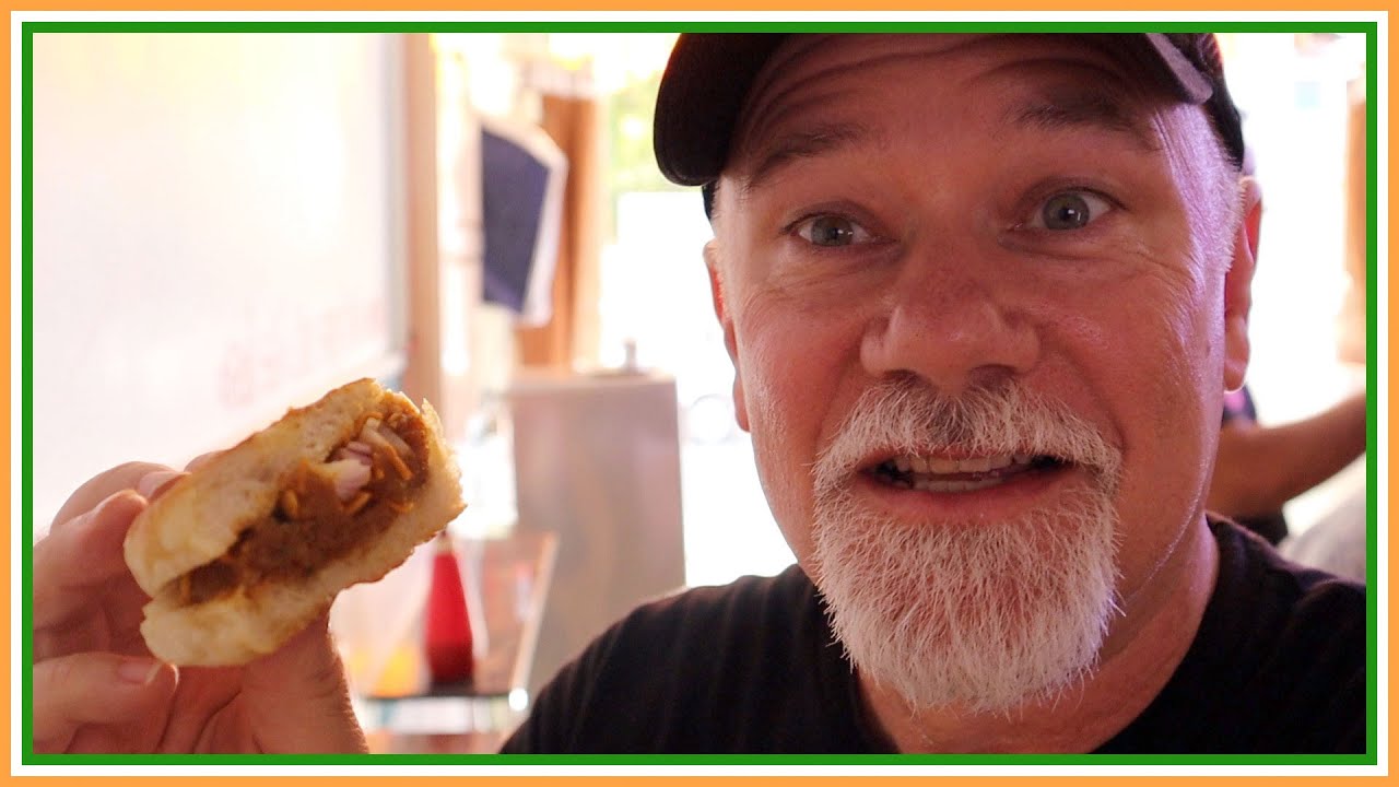 Delicious Dabeli At Maharaj Dabeli Ahmedabad | Feeding Gray Langur Monkeys  🛕 Authentic India