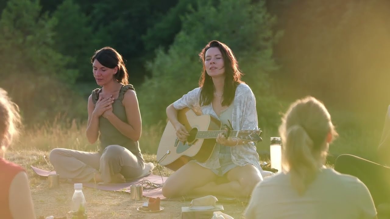 Yoga im Sonnenuntergang zur Sommersonnenwende mit Mantra Konzert von Anna Schmikale