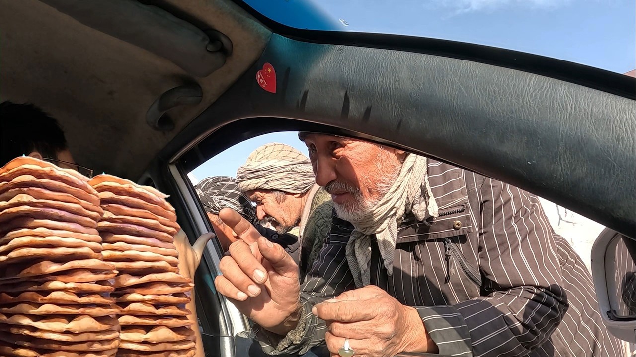 七旬老人扒着馕车窗口，眼里闪着泪光，祈求一份温热的爱心馕饼【NO:900】