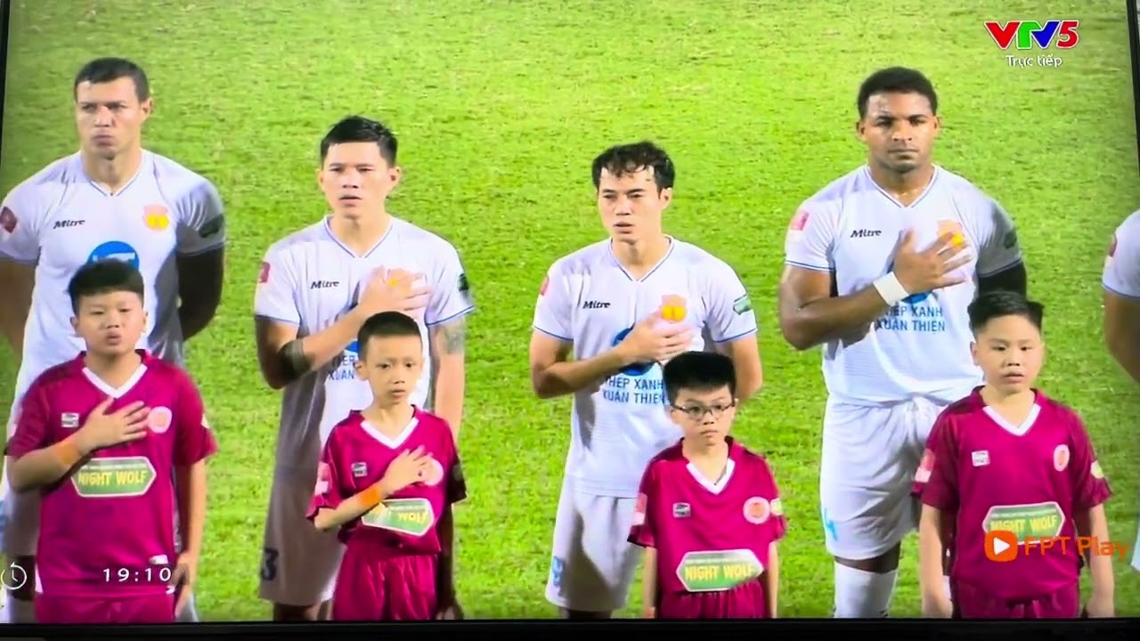 Cái mẹt lên tv rất chi là thanh niên nghiêm túc (CA Hà Nội vs Nam Định)