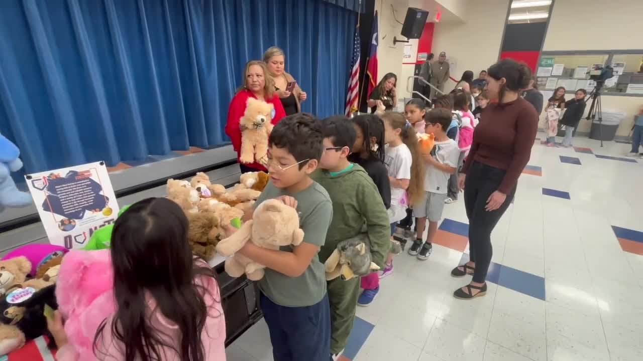 Sanders Elementary students receive special surprise as school prepares for closure