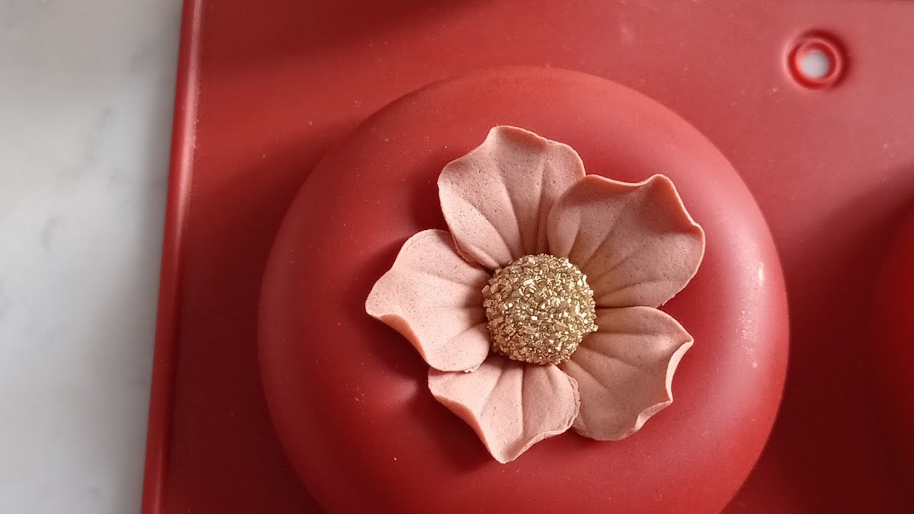 طريقة صناعة ورود عجينة السكر و دمج اللون #flowers #حلويات_جزائرية #tutorial #rose