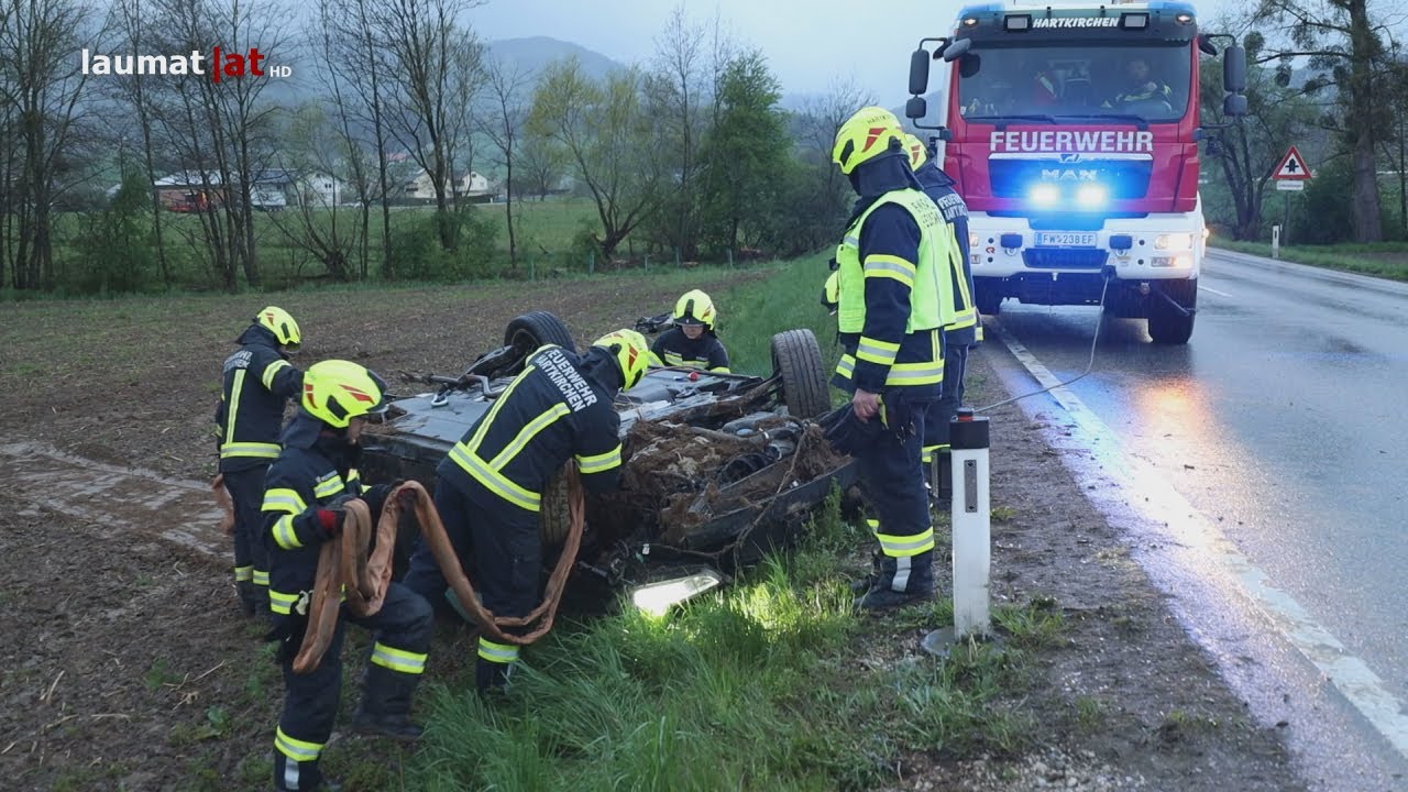 Autoüberschlag auf Nibelungenstraße bei Hartkirchen fordert eine verletzte Person