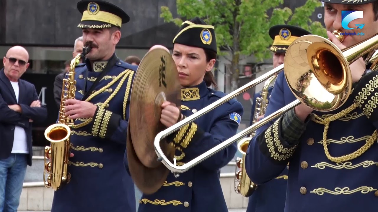 Orkestra Frymore e FSK-së parakalon dhe performon me rastin e Ditës së Çlirimit të Prishtinës.