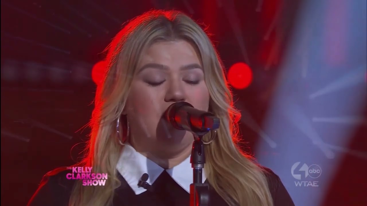 Kelly Clarkson Sings 