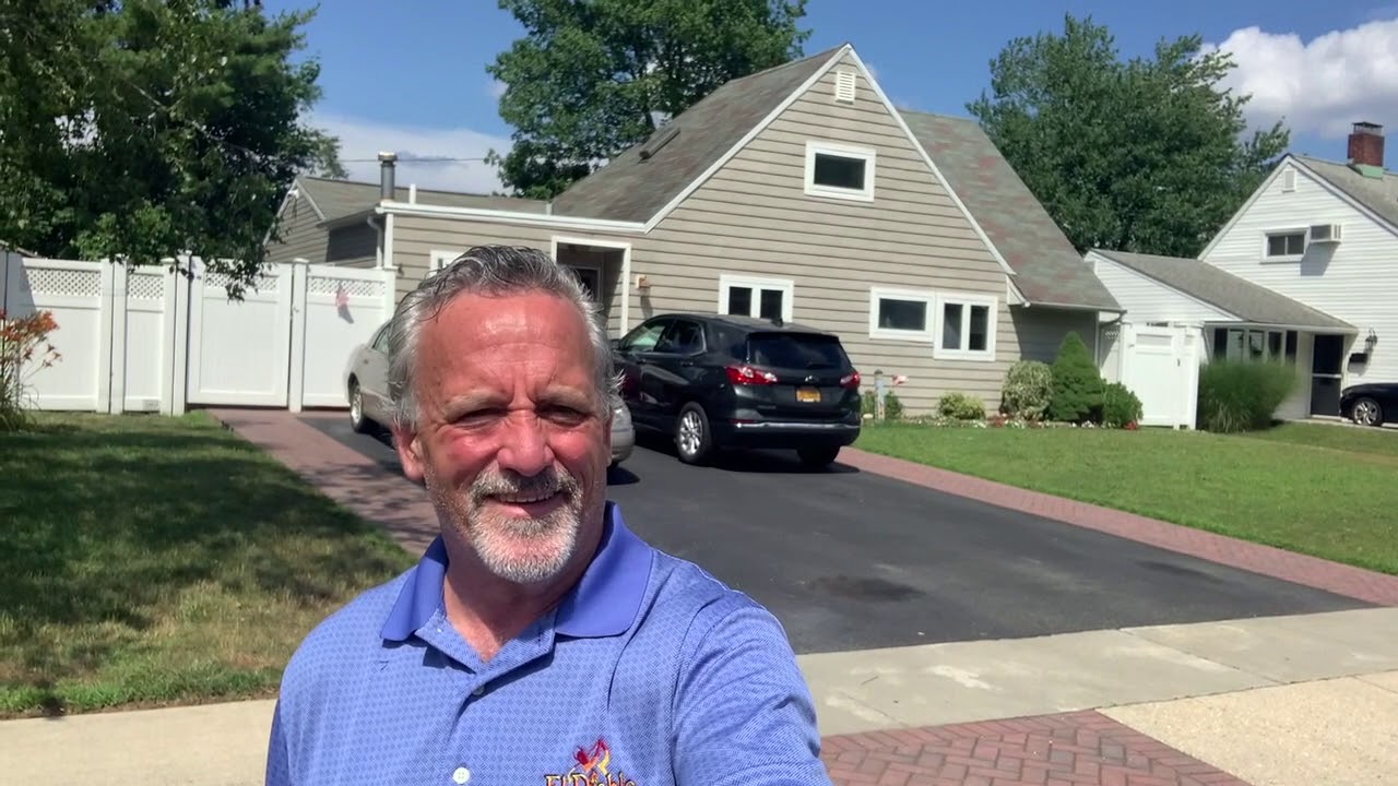 Dan Murphy, The Long Island Realtor,  Sneak Previews an Open House