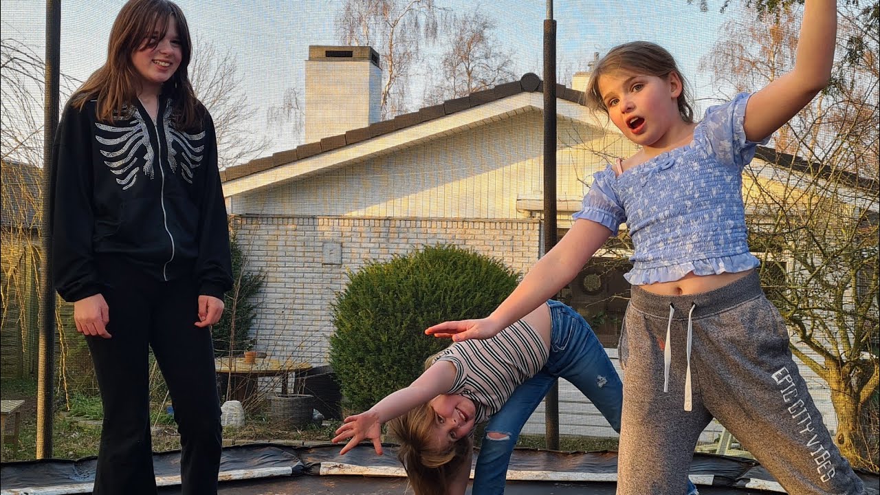 Brian ordner haven🌳🍂🪠Pigerne laver sjove lege/stunts på trampolinen🤸‍♀️😀
