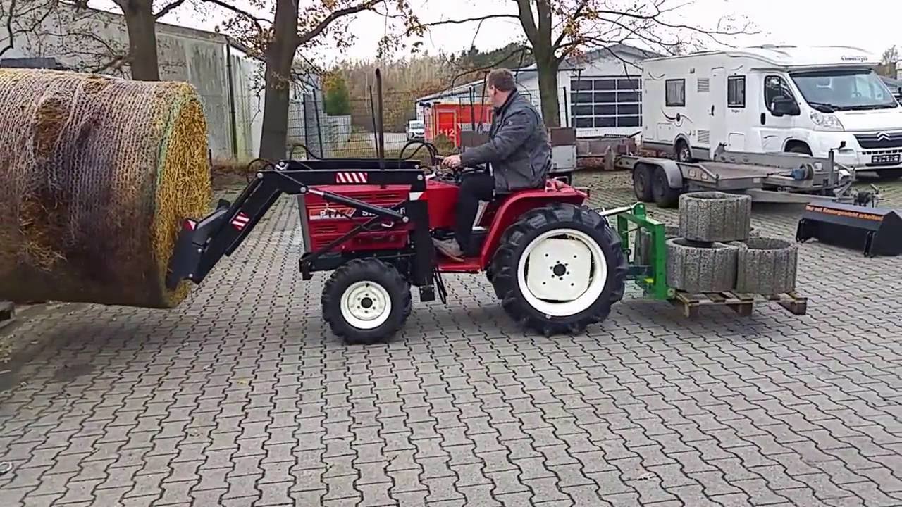 Shibaura P17F 17 Ps Traktor transportiert Rundballen