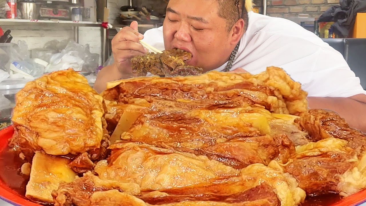 好久没吃牛排了今天做个咖喱的，汤汁浓郁软烂入味，抱着大口啃真过瘾！