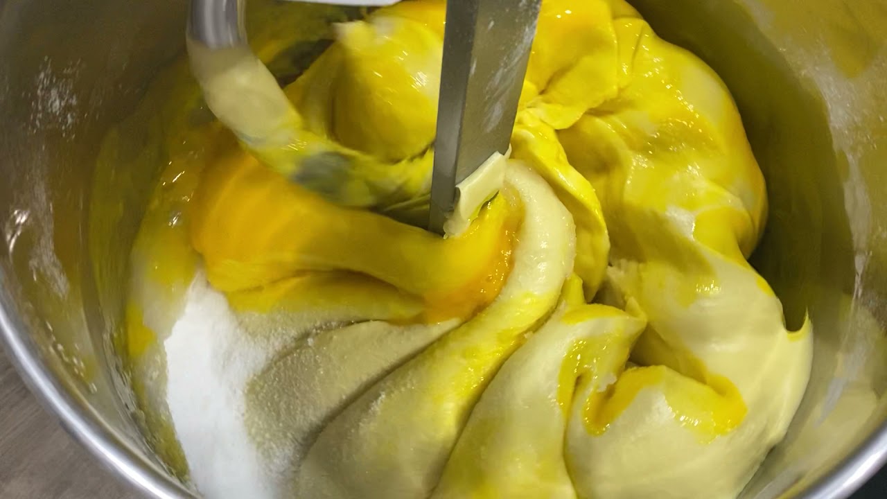 Secondo impasto panettone Roy Shvartzapel albicocche, cioccolato bianco e fava tonka