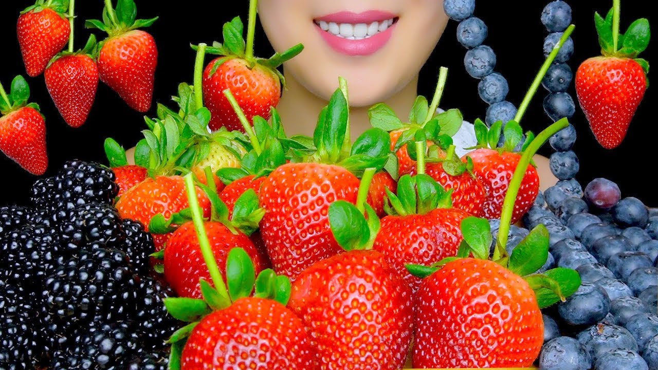 FRUIT ASMR: ASMR EATING HUGE STRAWBERRIES FRUIT PLATTER (BLACKBERRIES, BLUEBERRIES) | TracyN ASMR