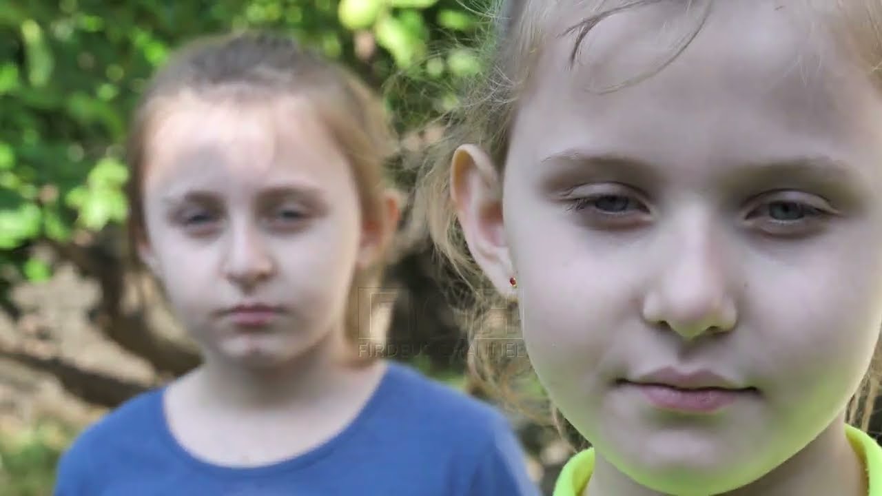 Jetimet nga Miloti, rrefejne vuajtet e medha. Elvisi niset drejt tyre, i gjen ne gjendje te rende