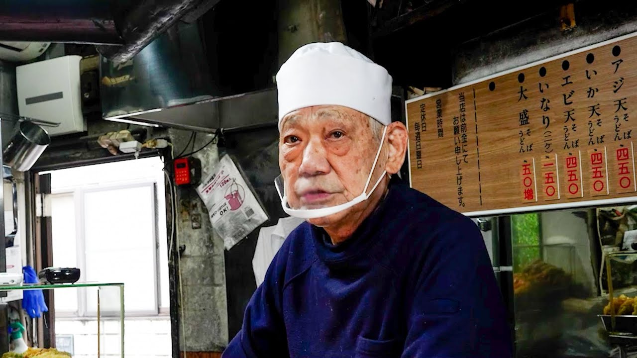 82-летний мужчина поражает навыками приготовления собы и удона - японская уличная еда