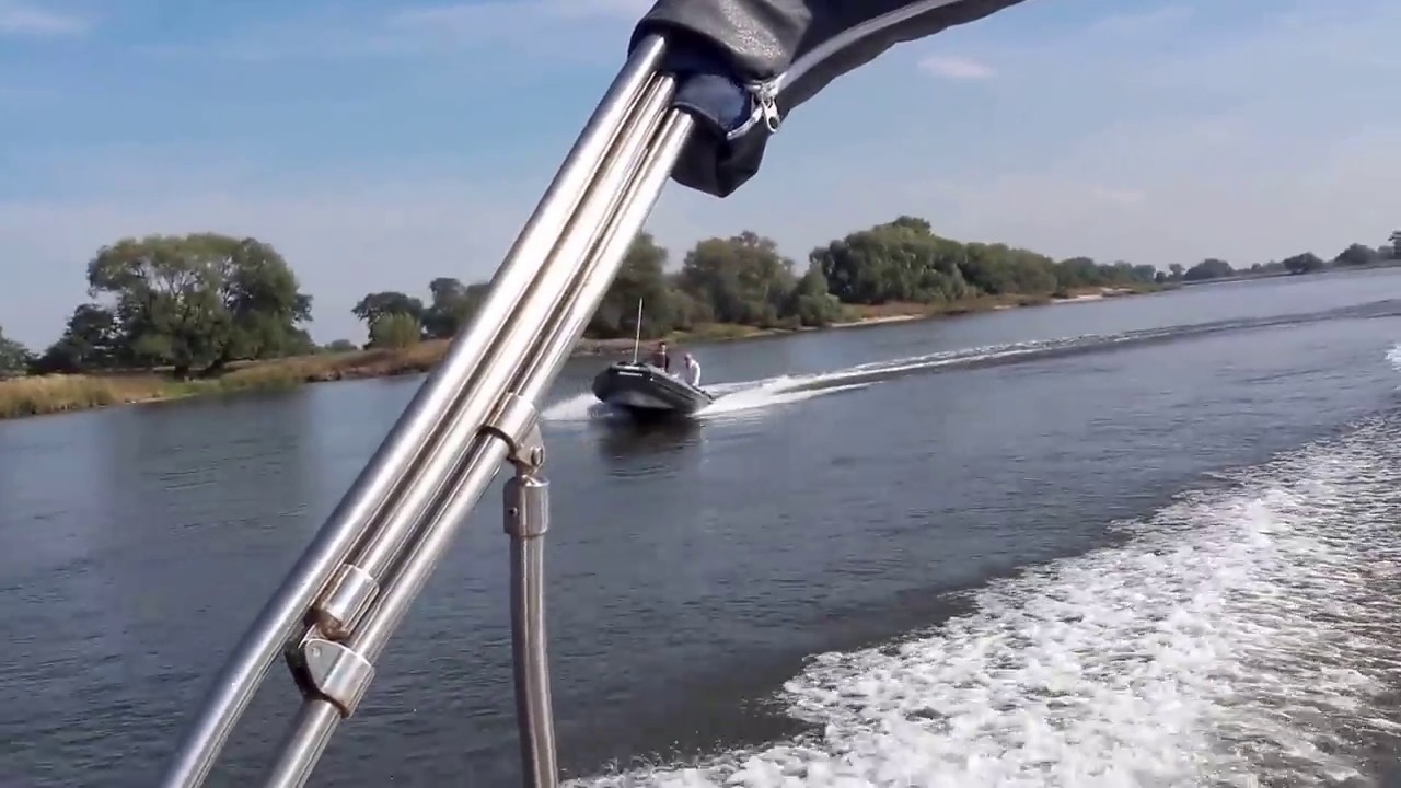 Novamarine kreuzt Bugwelle von Rio 550 Cruiser