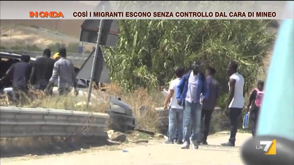Così i migranti escono senza controllo dal Cara di Mineo