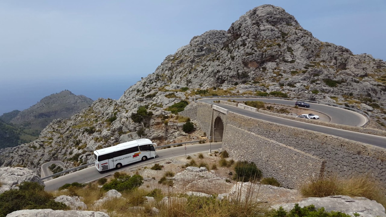 Mehrere Reisebusse &uuml;berwinden die Serpentinen der Serra de Tramuntana auf Mallorca