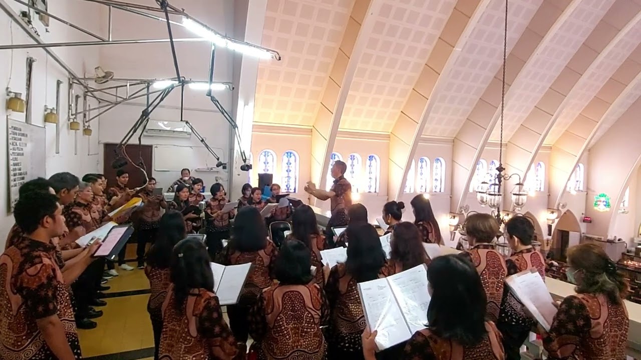 Saint Helena Choir - Datanglah Padaku MB 696