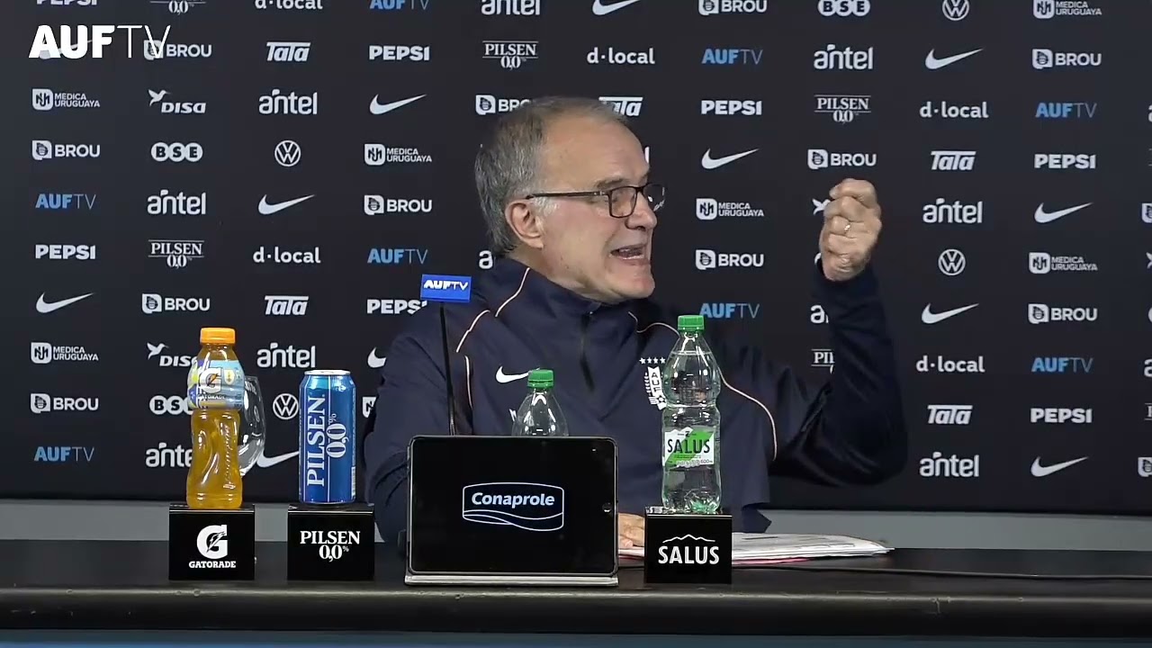 MARCELO BIELSA SE DESPIDE DE URUGUAY CON UNA &Uacute;LTIMA DOMADA MAGISTRAL | BIELSA DOMANDO AL PERIODISMO