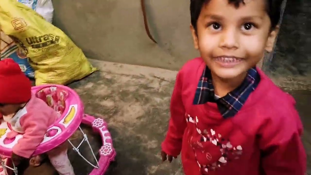 वॉकर में चलने के लिए भाई बहन 🥰 में लड़ाई हुई 😂😂||