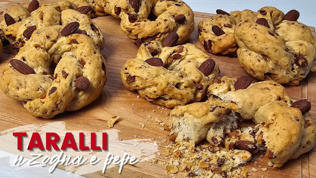 TARALLI n'zogna e pepe | Taralli napoletani friabilissimi con strutto (sugna), pepe e mandorle