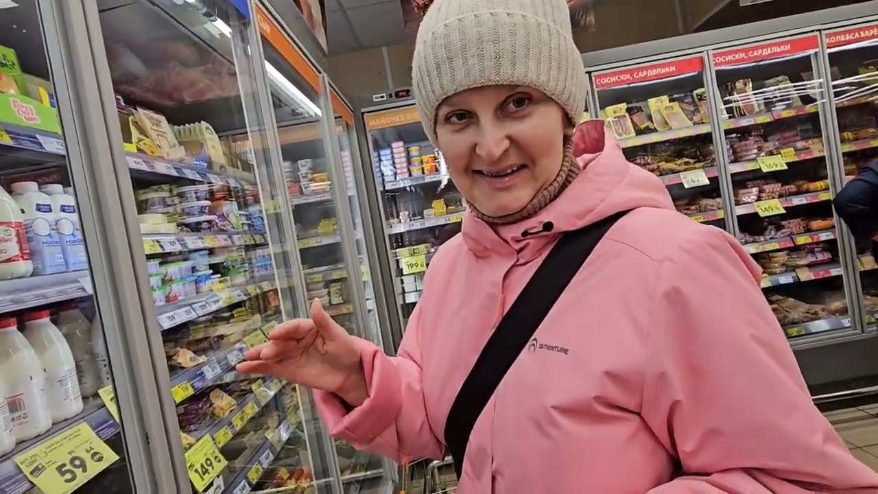 Процент скидки отключает столько же процентов мозга. Шопинг с сестрой в нашей деревне.