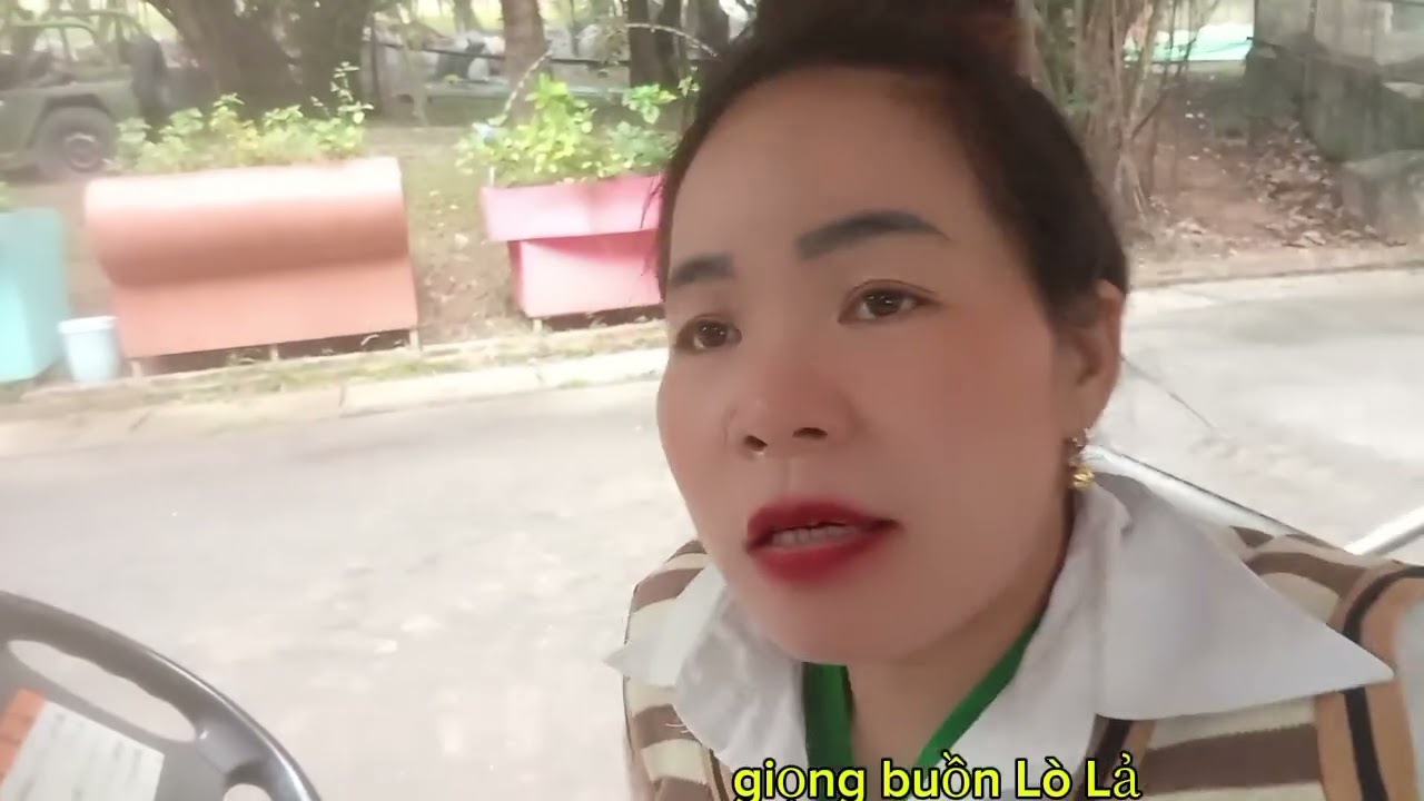 Lò Lả hát một mình cô đơn khu công viên thành phố Hồ hạ noi 