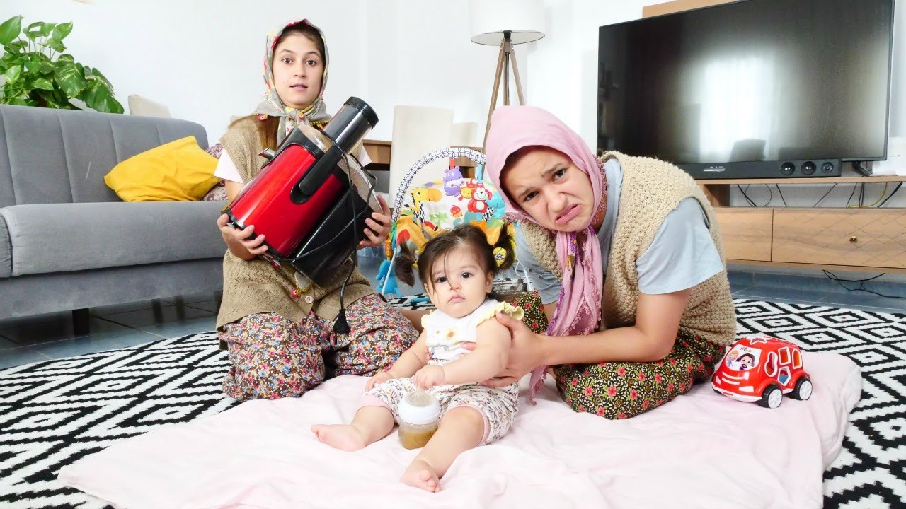 Fındık ailesi ile yemek yapma videosu. Ayşe Defne'ye meyve suyu sıkıyor