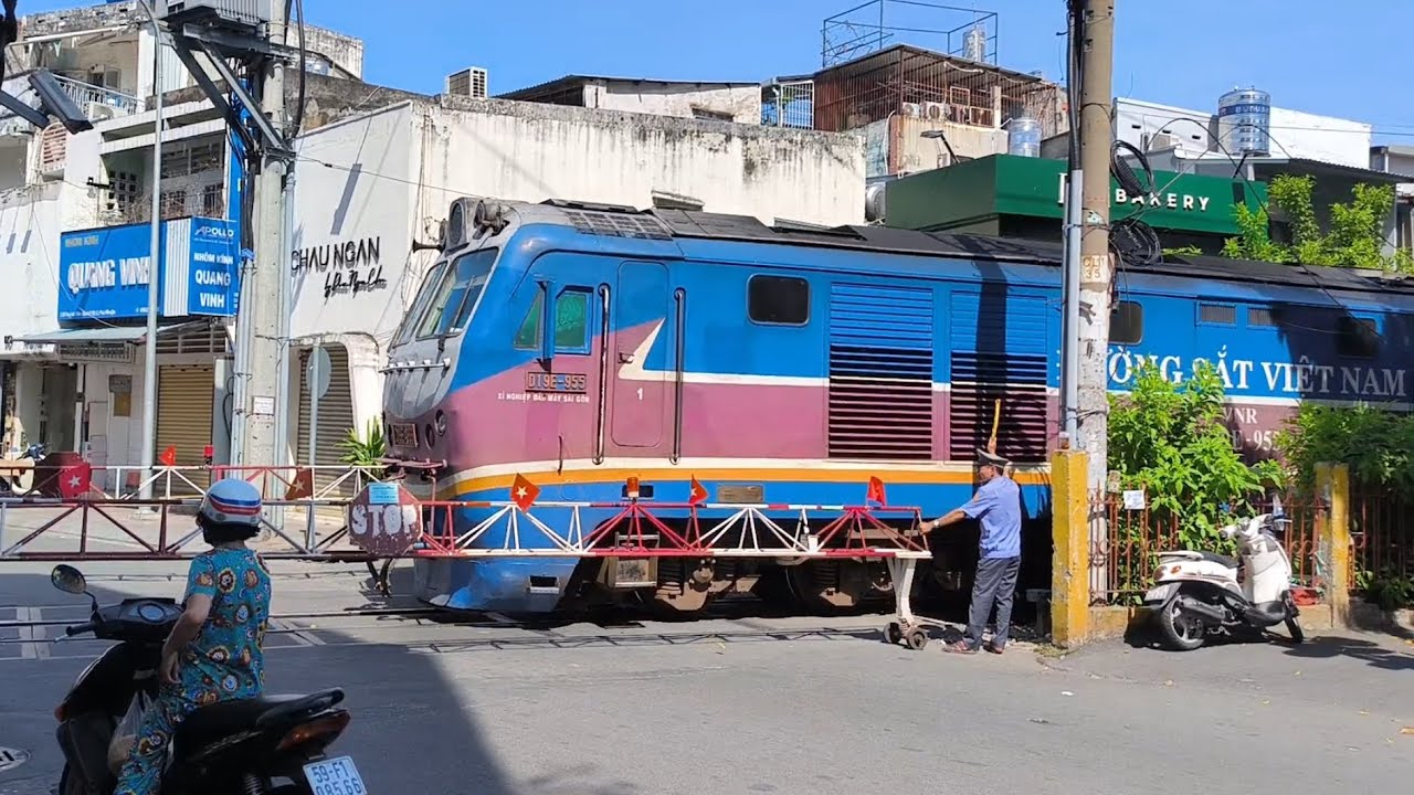 [2893 - TÀU TẾT 2026] D19E-955 kéo tàu SE23 | 10:08 - 17.02.2026