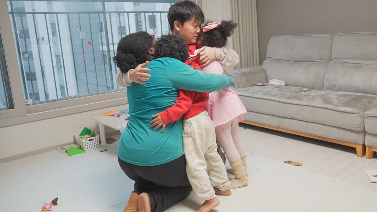 Korean Dad Goes to INDIA. American Mom Stays ALONE in Korea...