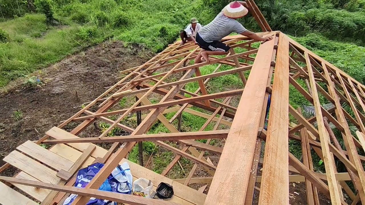 BERDiRI NYA RANGKA RUMAH KAYU  iNI DENGAN PERJUANGAN