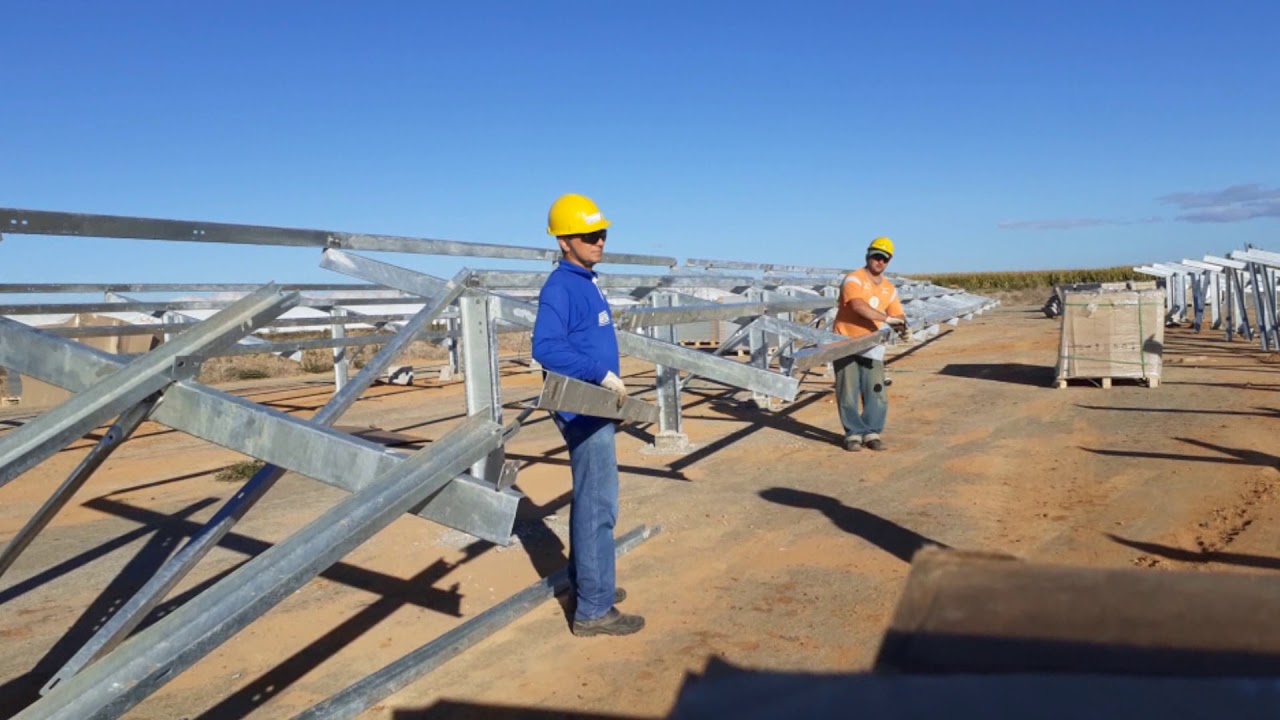 Montagem de estrutura de solo para instalação de placas solares