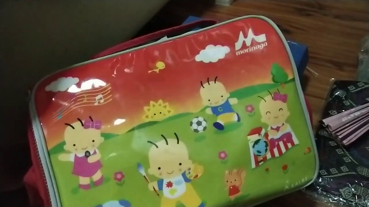 Bongkar bongkar rak lemari. nemu tas hadiah