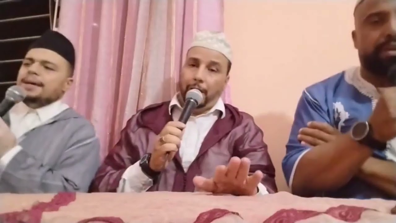 النبيء يا حاضرين يعلم علم اليقينان رب العالمين اوجب الصلاة عليهالنبي يا من حاضر النبي خير البشرمن