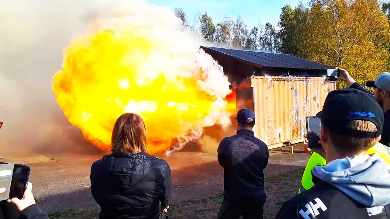 什么是回燃现象？贸然开门就会爆炸，火舌长达10几米