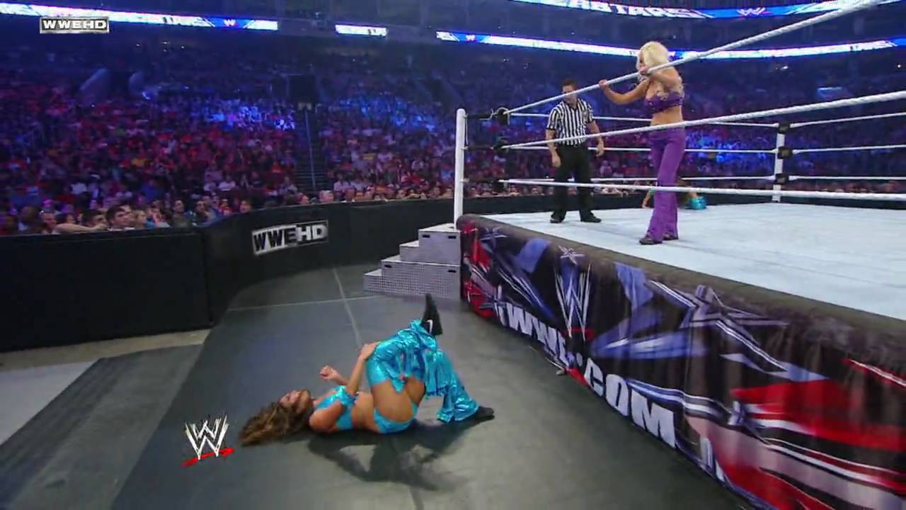WWE Superstars: Никки Белла против Джиллиан