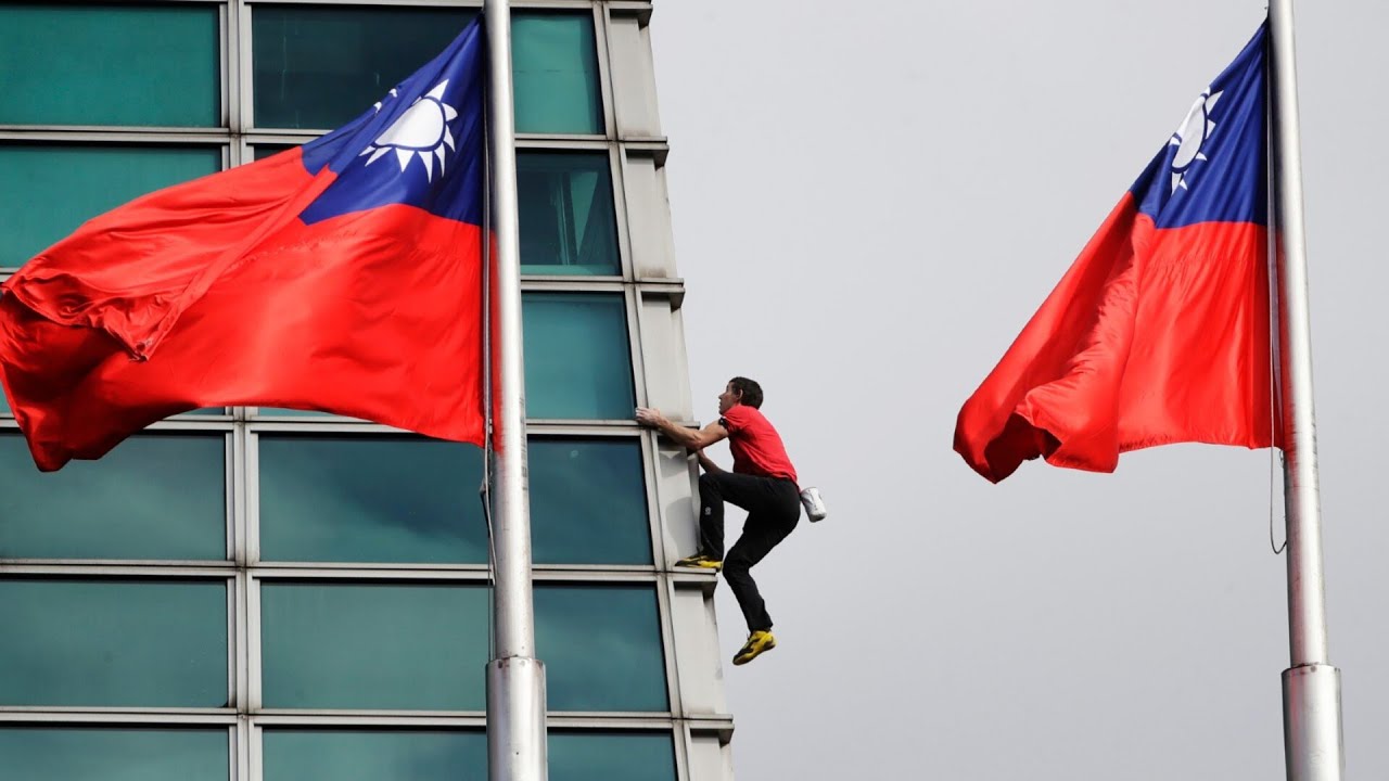 US man successfully climbs to the top of Taipei 101 skyscraper without ropes
