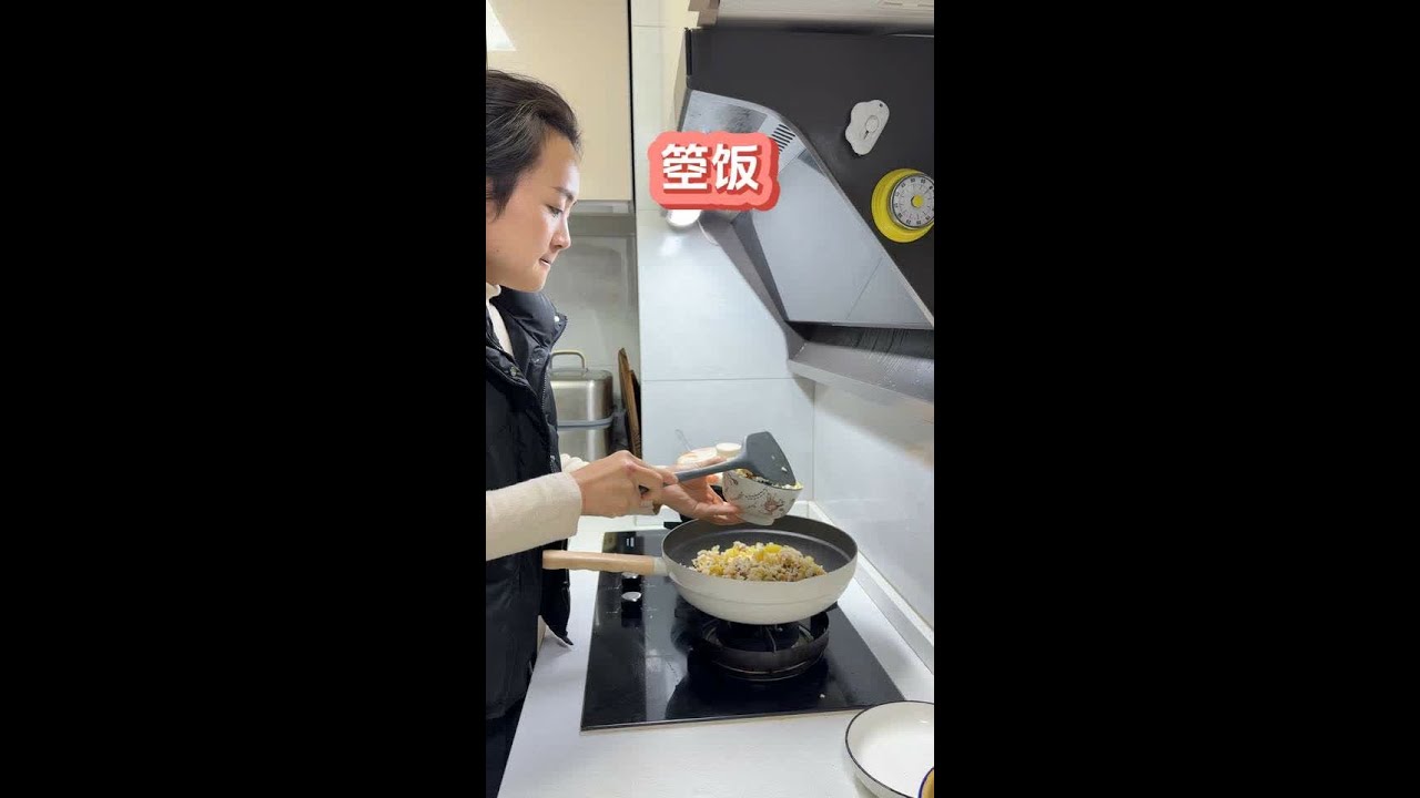 婆婆知道我牙不舒服 一早起来出去给我买了软乎乎的肠粉 下午做了冬瓜炖大骨 腊肉土豆莴笋箜饭 骨头啃不动只有吃点冬瓜了#记录真实生活 #远嫁 #二胎妈妈