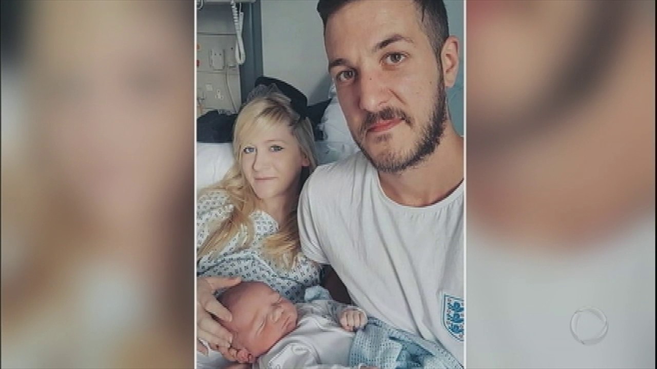 Pais lutam pela vida do filho que nasceu com doença rara na Inglaterra